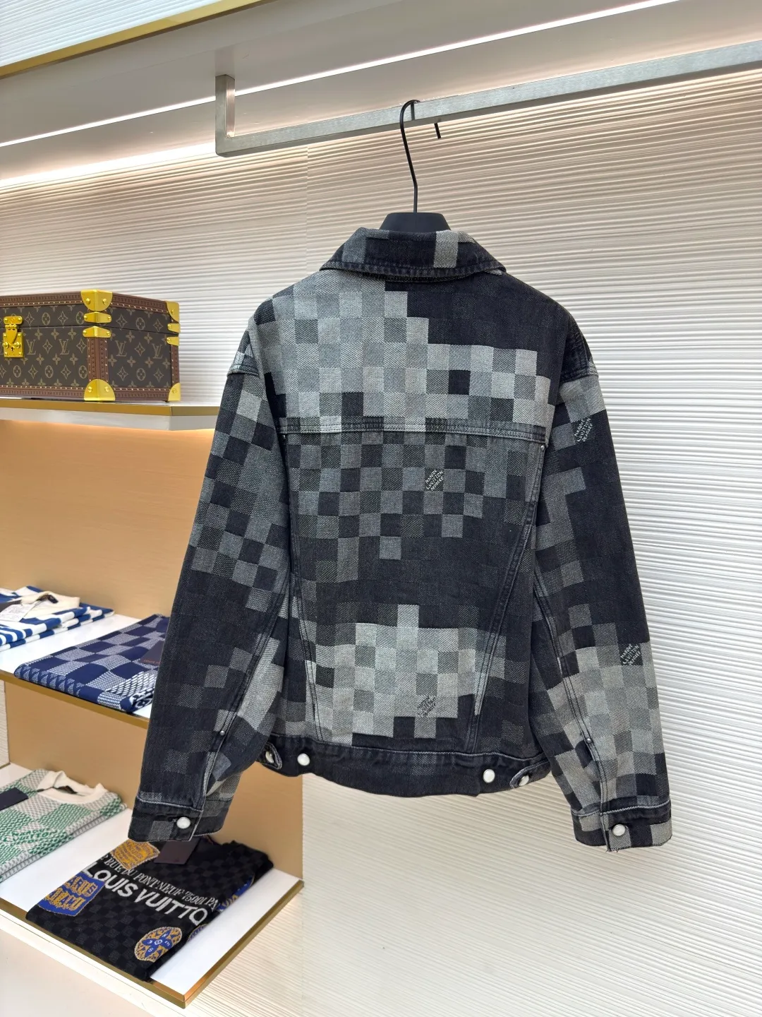 LOUIS VUITTON checkerboard mosaic denim jacket ●Authentic product: 25900 purchased and developed ●Item number: 1680019-C05 ●Fabric: denim fabric ●Technology: Jacquard technology ●Version: Fitted version ●Size: 46-48-50-52 ●Weight: about 1250g ●Description: Gradient mosaic plaid fabric developed as it is Restored letter jacquard on denim The minimum order quantity for the pearl hardware laser engraving logo is 6w. The cost of a single pearl button is RMB. The details are processed perfectly. After the garment is ready, the enzyme soaking and washing process is used to make the denim slightly yellowed to show the traces of time. Finally, the buttons are hand-buttoned. Machine equipment cannot be used for buttoning because the button material is pearls. The scrap rate of machine buttoning is 40%. The 13 pearl buttons on the whole body are all hand-buttoned. Unreplicable works of art pay tribute to Fei Dong. The overall wiring is straight and delicate, the fabric is comfortable and soft, and the color is consistent without color difference. It can be matched with the same style to create a fashionable look and control various occasions. Customized accessories, complete with three standards, same style for men and women!